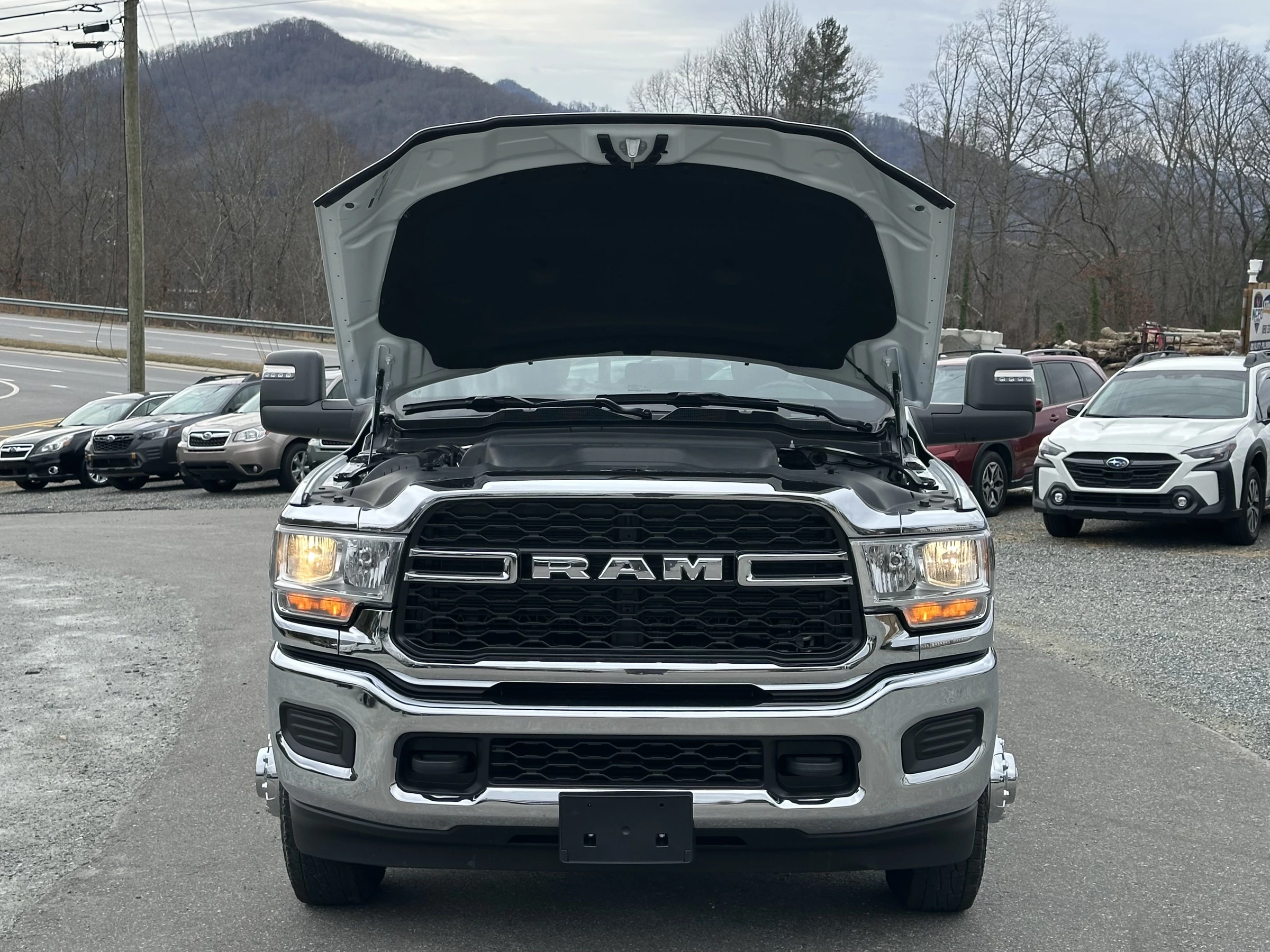 2024 Ram 3500 Tradesman 4x4 crew cab 8' box — photo 17