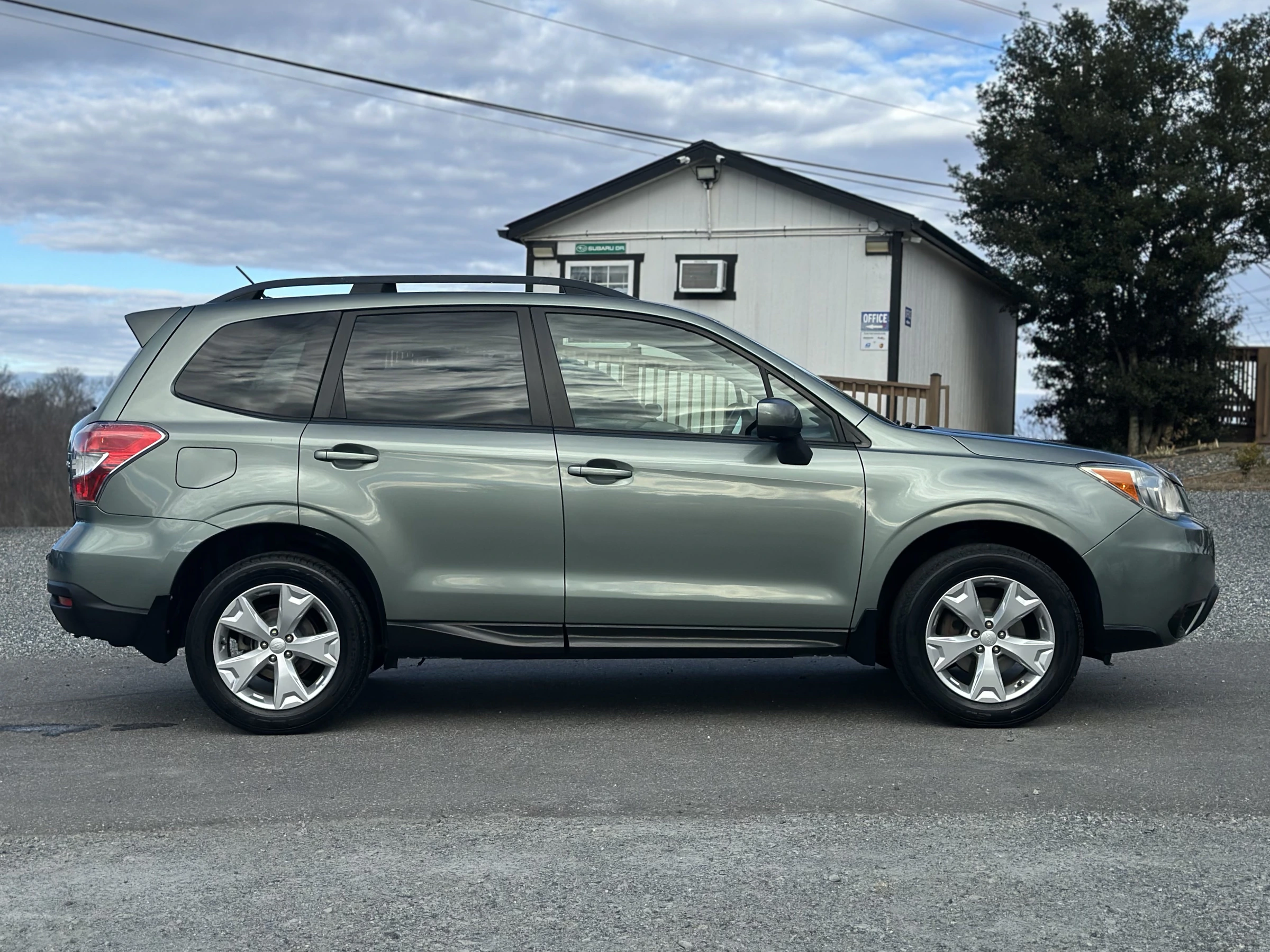 2015 Subaru Forester Premium Manual — photo 2